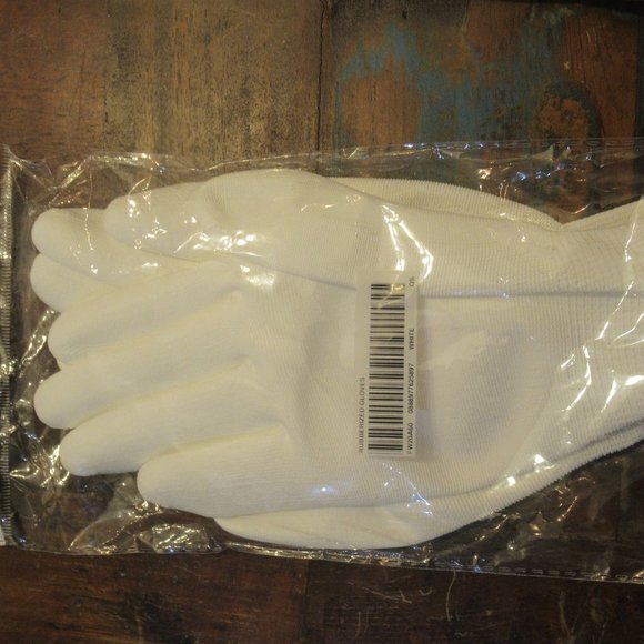 Supreme Bundle: XL Tag- less Box Logo Hanes T Shirt Pack of 3 & Gloves & Socks - Picture 4 of 5